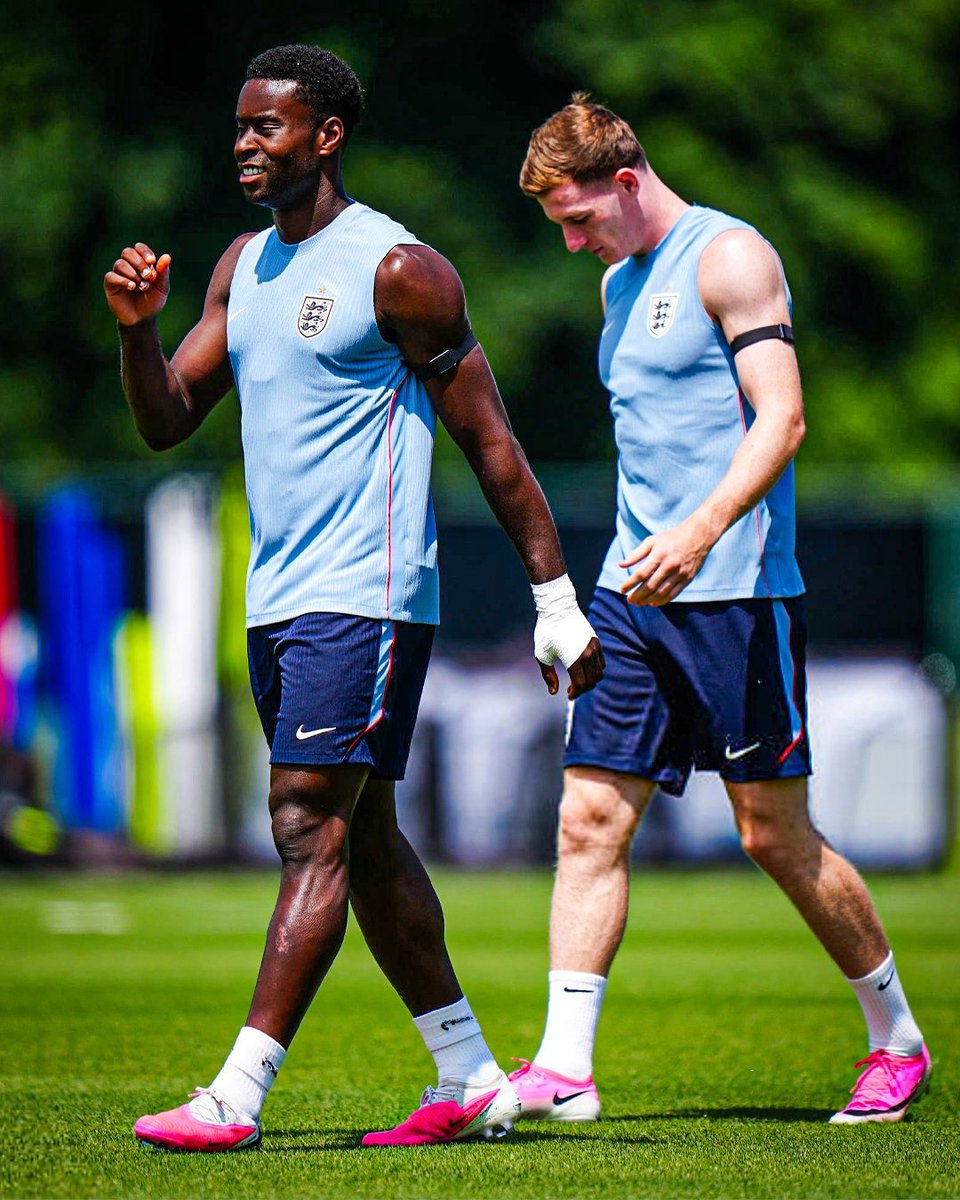 NottmForestFRA's tweet photo. Elliot Anderson et son futur coéquipier... 👀

#NFFC https://t.co/U1ADUQXpkK