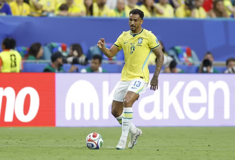 delaurentiis_br's tweet photo. Lembrando sempre que um cretino na TV disse que o Danilo voltou ao futebol brasileiro para "roubar".

Na linguagem boleira, quis dizer que voltou para faturar um dinheiro alto e fácil antes de se aposentar.

Um ano depois, Danilo é o herói do tetracampeonato da Libertadores, é campeão brasileiro pelo clube do coração (onde realizou o sonho de jogar) e está na Copa do Mundo de 2026.

Já o otário do ex-jogador que falou isso entre imbecis na ESPN, nunca disputou uma Copa e nunca chegou nem perto da carreira do Danilo.