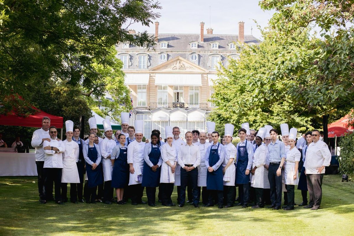 TomDrewUK's tweet photo. Hier soir, nous avons célébré la richesse des quatre nations du Royaume-Uni et le partenariat 🇬🇧🇫🇷. 
Le meilleur du 🇬🇧 a pris vie dans nos assiettes🍴: viandes, fromages, fruits de mer, pâtisseries et boissons. 
Merci à nos partenaires et à tous ceux qui l’ont rendue possible 🙏

@HSBC @JLR_News @GarrardLondon @amentum_corp @Ardian @TheTrainline and Heurgon