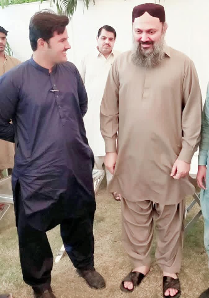 JunaidCo168395's tweet photo. With My Favourite Personality &amp; Leader @jam_kamal Sb Allah Bless him Lot's Happiness and Strength To Serve More Our Country 🇵🇰 

@zarain_m @mincompk https://t.co/a1rciPHLhs