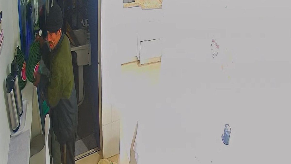 g1's tweet photo. VÍDEO: Homem invade clínica e furta 10 litros de quentão sem álcool, em Curitiba https://t.co/YrIy3KtXgH https://t.co/kp9d8T2mj8
