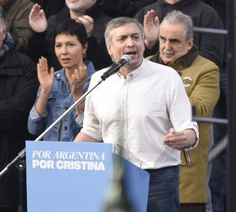 AdrianUrrutia0k's tweet photo. Insólito! Personajes como Guillermo Moreno, que yendo por fuera del peronismo saca un 0,77% de votos, le exige al dos veces gobernador de la provincia de Buenos Aires que baje su candidatura a presidente. 🙈
Nos vemos en las elecciones internas del Frente Nacional y Popular ✌🏽
Desde Neuquén junto a @Kicillofok presidente 🇦🇷