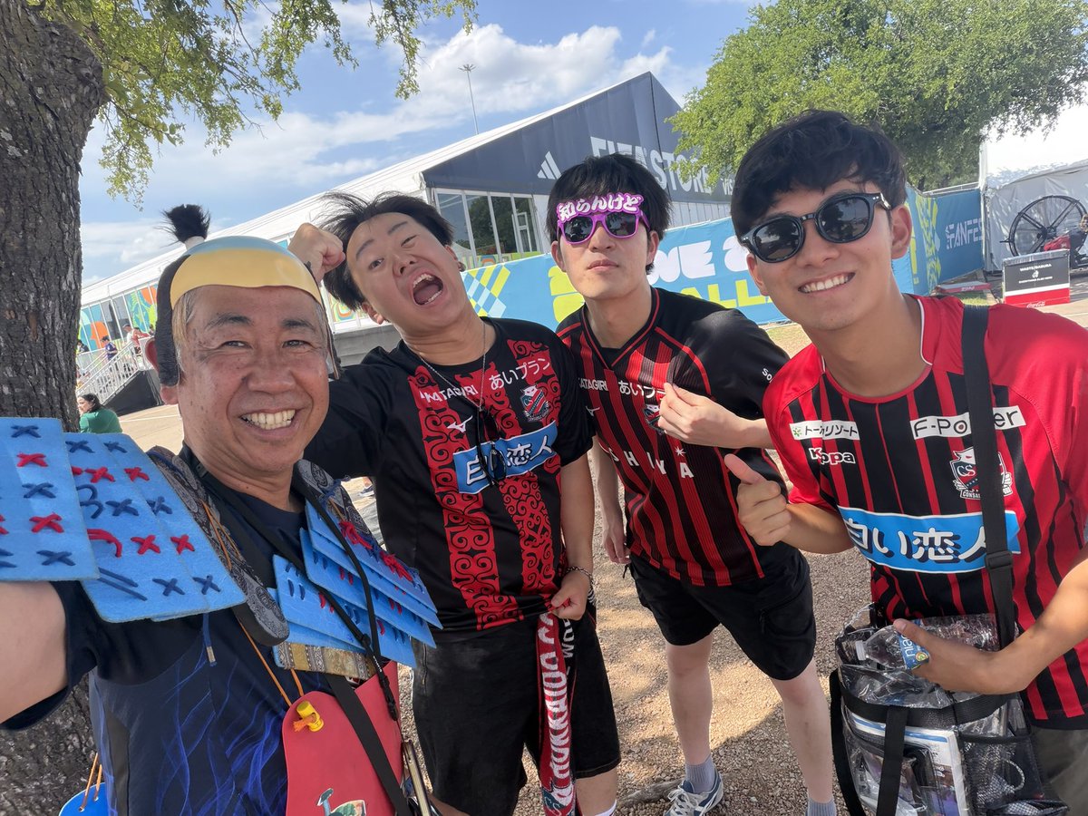 tsunsan's tweet photo. #日本のゲーフラ文化は世界に通じる に次ぐ新企画！#Jユニ着て世界へ行こう 第一回はダラスのファンフェスで撮らせて頂きました。2026.6.26
G大阪、札幌、鳥栖、宮崎のみなさんありがとうございます https://t.co/N4ggyHyckc