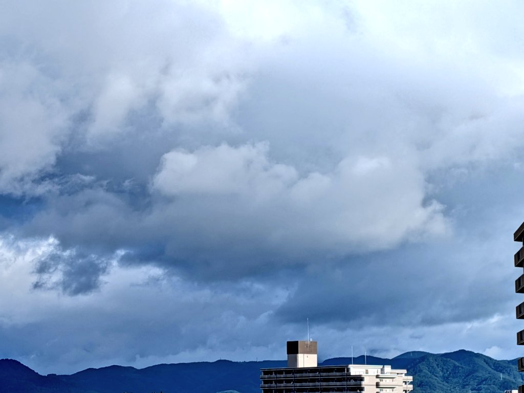 TYM3523's tweet photo. 6時05分
厚い雨雲が残り岩手山は見えません☁
気温21.2℃湿度77％南南西の風3m/s　蒸し暑い朝💧
今日の盛岡は曇りのち晴れ🌤️最高気温28℃予想
陽射しが戻り暑くなりそう☀
適度に水分補給して今日も1日無事に過ごしましょう👍
おはようございます
地震被害のあった地域の方々、お見舞い申し上げます🙇 https://t.co/5OH1BklsPS