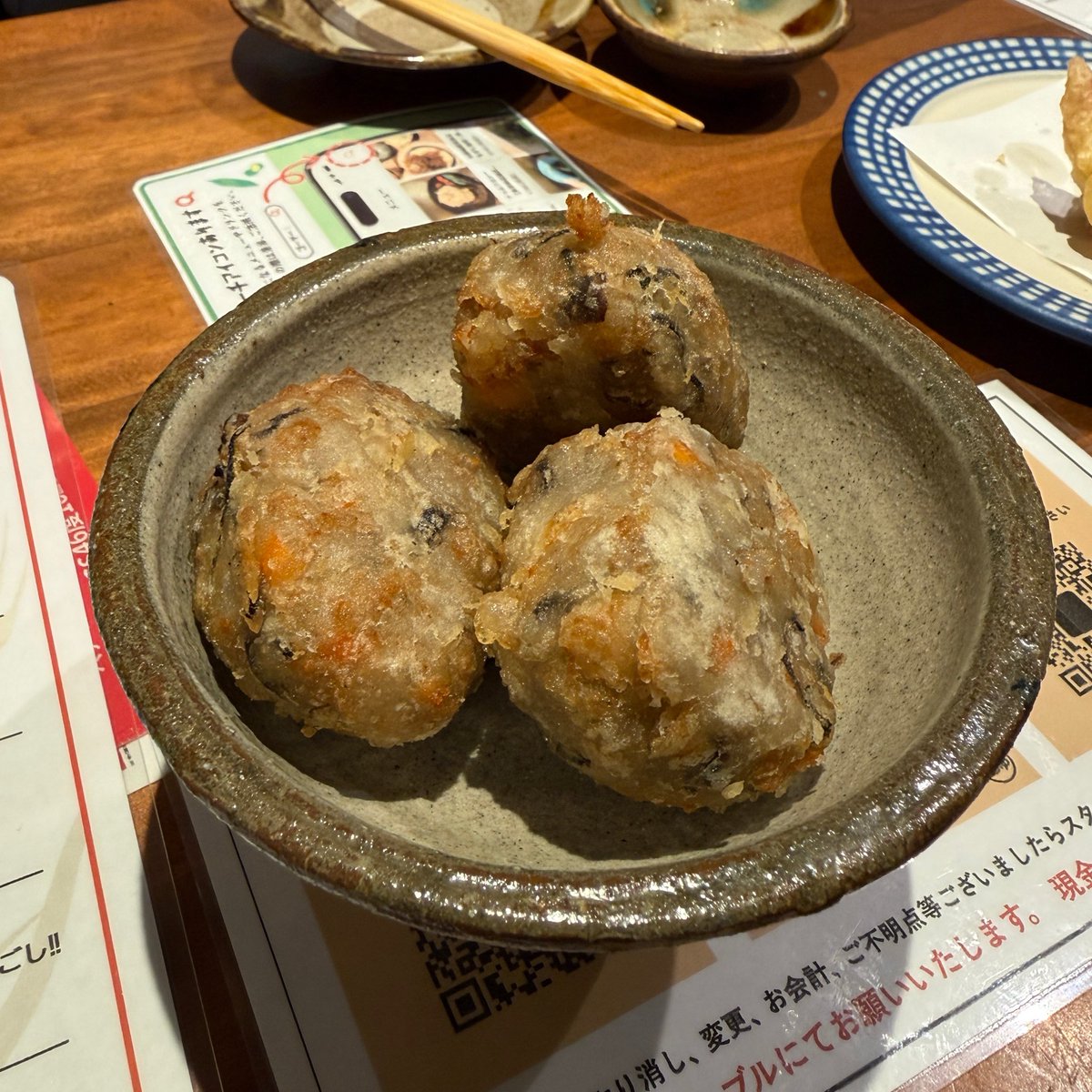 shogopaper's tweet photo. 代田橋、おきなわタウン。サバニの雑多さに疲れるようになってきたのでこちらでまったりと。ンムクジアンタギー(紅芋)、ソーセージ、どぅるてん。どれも絶品で店の雰囲気が最高!リピ確定です。
#tokyo #沖縄タウン #becchi #代田橋 #沖縄酒場 https://t.co/w6Gvx6nbZ8