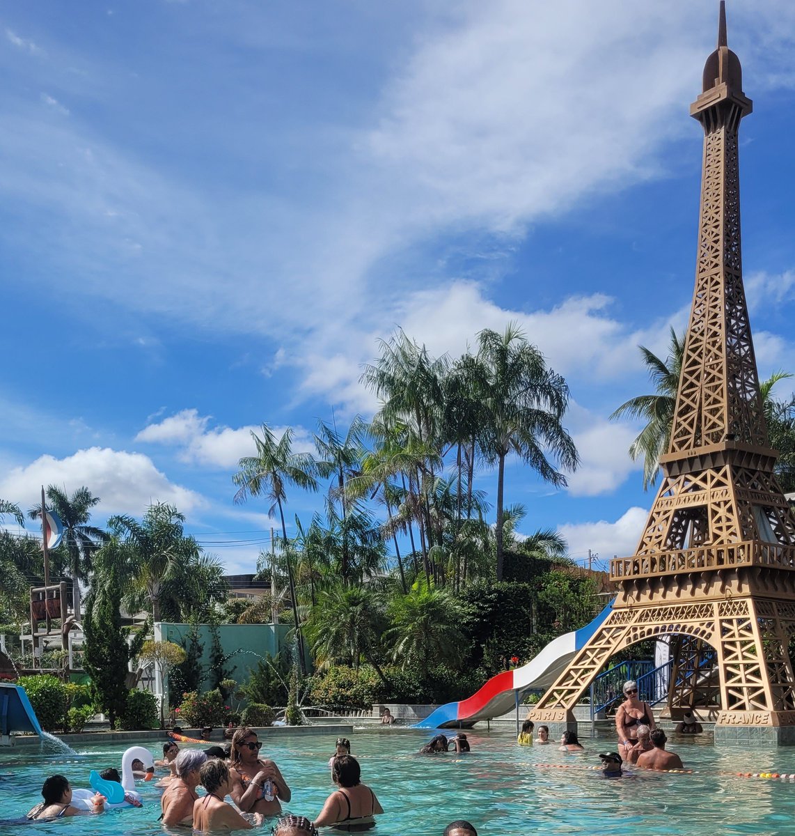 ostentapreta's tweet photo. Mostrei pro preto que a Duquesa foi pedida em namoro na torre eifel ele disse que tem uma torre eifel aqui pertinho em Caldas Novas - GO https://t.co/NhrQtPo6OB