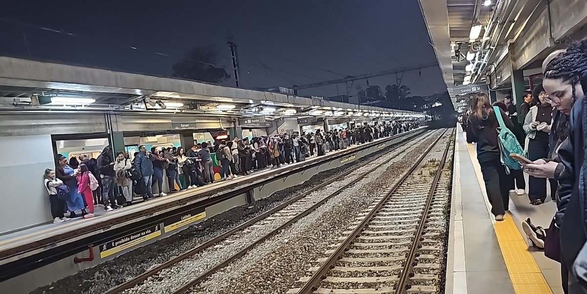 Marko_Miller's tweet photo. @DiariodaCPTM @CPTM_oficial cara como pode em plena sexta no horário de retorno da galera rpa casa os dois trens pararem e sem explicação alguma. Cptm, vc é um esgoto. https://t.co/JkjgE9ENps