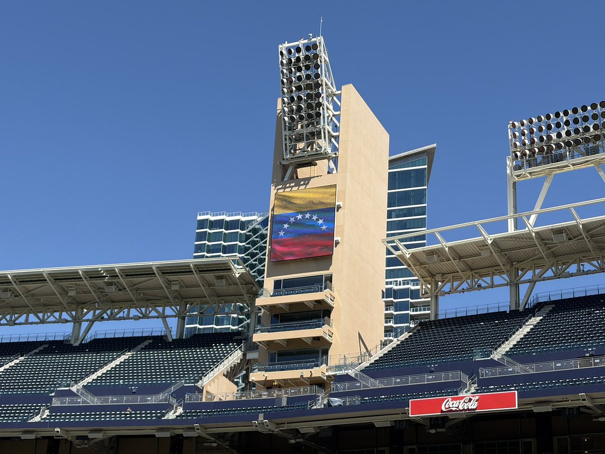 THEREAL_DV's tweet photo. Dodgers have “VZ” on the side of their caps for the people of Venezuela who were devastated by the earthquakes.

Also, Petco Park has the Venezuelan flag on one of their video boards. 🇻🇪 https://t.co/xIYFwwvi8w