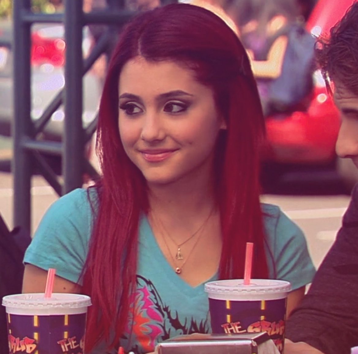 crisloravault's tweet photo. — arianaaaa?? https://t.co/J5Vmilad3j