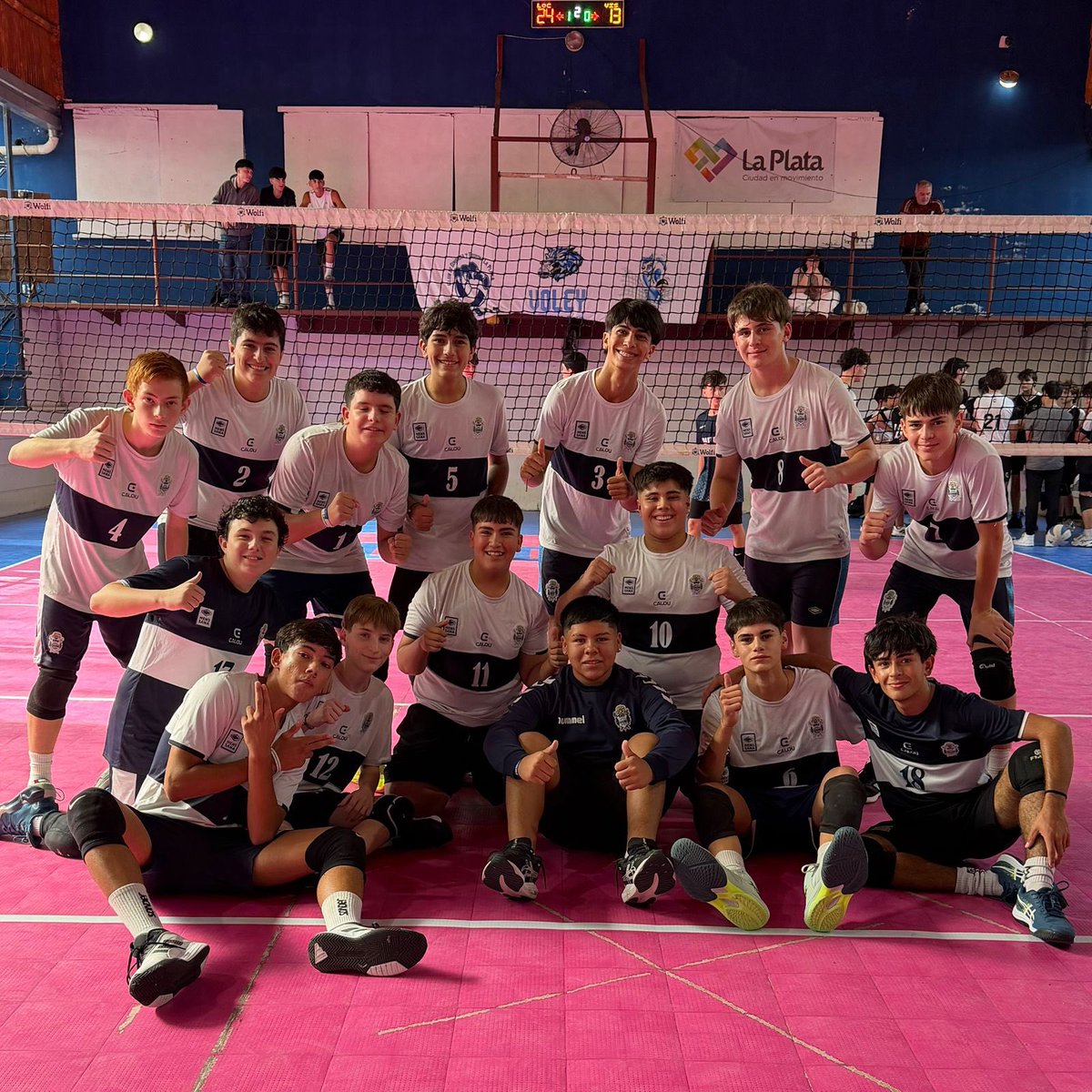 Estandarte_Trip's tweet photo. 🏐 ¡𝙅𝙪𝙚𝙜𝙖𝙣 𝙡𝙖𝙨 𝙞𝙣𝙛𝙚𝙧𝙞𝙤𝙧𝙚𝙨 𝙙𝙚 𝙡𝙤𝙨 𝙇𝙤𝙗𝙤𝙨!

⚪️ Este sábado, @lobosvoley reciben a Velez por la fecha 9 del Metro
 
9 hs - Sub 11
10 hs - Sub 12
11 hs - Sub 13
12:15 hs - Sub 14
13:30 hs - Sub 15
14:45 hs - Sub 16
16 hs - Sub 18
18 hs - Sub 21

#CGE #GELP https://t.co/IErsgLwchi