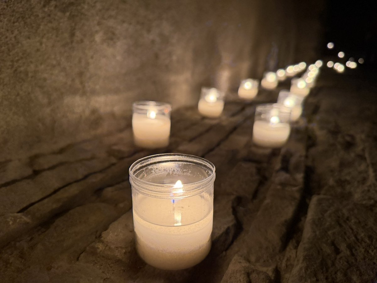 Aj_Ripoll's tweet photo. 🕯️ Aquesta nit el claustre del Monestir de #Ripoll s’ha omplert d’espelmes per celebrar la nit de les esglésies.

🔇 Una experiència per poder veure el temple il·luminat exclusivament amb espelmes, per ser contemplat en silenci. https://t.co/04Rt0RKete