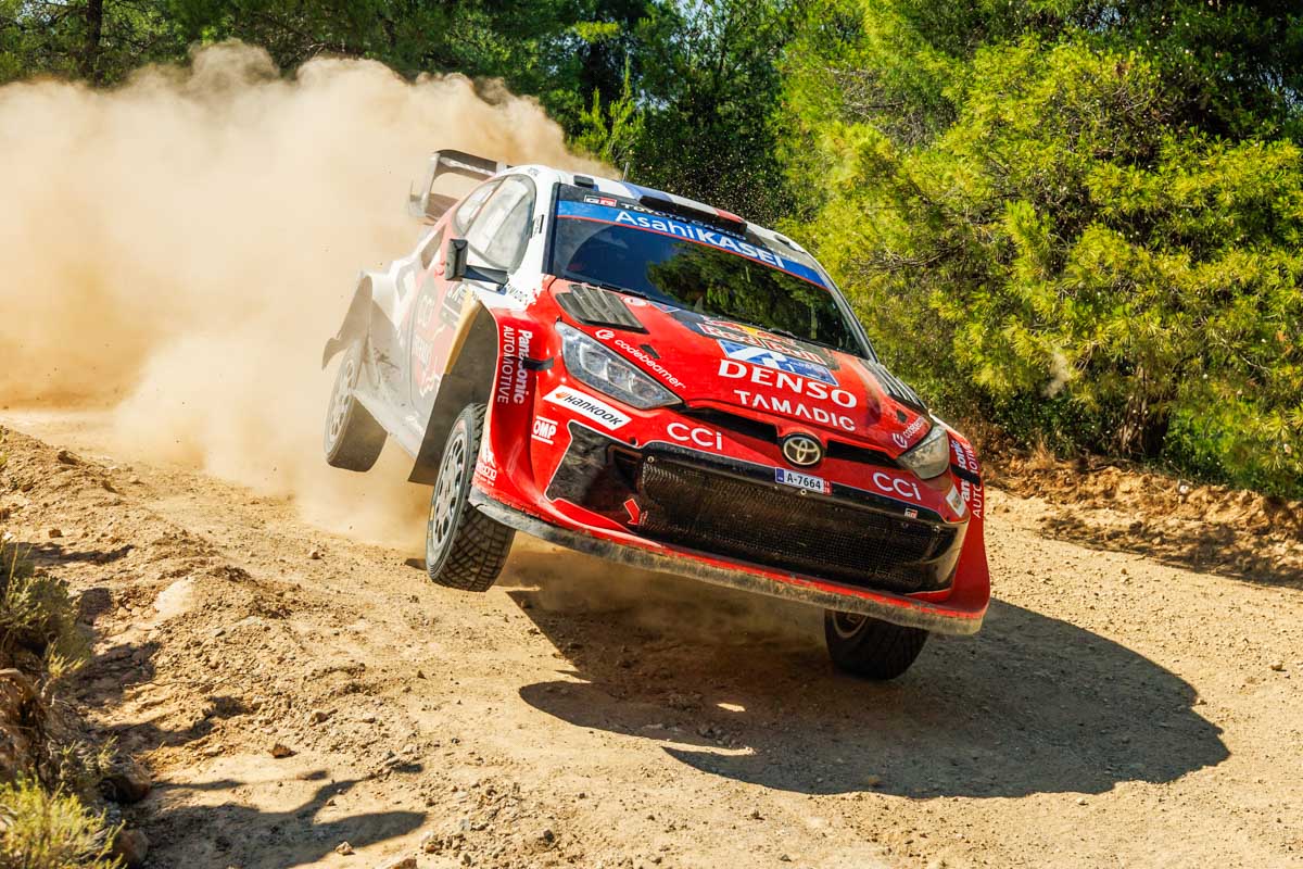 TOYOTA_GR's tweet photo. WRC Rd.8
アクロポリス・ラリー・ギリシャ🇬🇷Day2

一日を通しての戦いが中央ギリシャの荒れた未舗装路でスタート!!
オジエが総合2位、勝田が総合6位、エバンスが総合7位につける🚗💨

2️⃣ オジエ／ランデ
6️⃣ 勝田／ジョンストン
7️⃣ エバンス／マーティン
🔟 パヤリ／サルミネン

ソルベルグ／エドモンドソンは、SS7でコースオフによりデイリタイアとなりましたが、クルマに大きなダメージはないため、Day3に再出走予定です。

WRC2クラス
[13] 山本／フルトン

レポート🗒️＆コメント🎤
➡️https://t.co/Oy7lCFqdcy

Day3は本日13:54スタート。
ルートラキのサービスパークを中心にペロポネソス半島で、ミッドデイサービスを挟みんで全6ステージに挑みます。
リプライ💬で熱い応援をお願いします!!!

#WRCjp
#GRヤリス