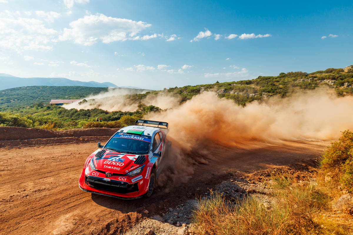 TOYOTA_GR's tweet photo. WRC Rd.8
アクロポリス・ラリー・ギリシャ🇬🇷Day2

一日を通しての戦いが中央ギリシャの荒れた未舗装路でスタート!!
オジエが総合2位、勝田が総合6位、エバンスが総合7位につける🚗💨

2️⃣ オジエ／ランデ
6️⃣ 勝田／ジョンストン
7️⃣ エバンス／マーティン
🔟 パヤリ／サルミネン

ソルベルグ／エドモンドソンは、SS7でコースオフによりデイリタイアとなりましたが、クルマに大きなダメージはないため、Day3に再出走予定です。

WRC2クラス
[13] 山本／フルトン

レポート🗒️＆コメント🎤
➡️https://t.co/Oy7lCFqdcy

Day3は本日13:54スタート。
ルートラキのサービスパークを中心にペロポネソス半島で、ミッドデイサービスを挟みんで全6ステージに挑みます。
リプライ💬で熱い応援をお願いします!!!

#WRCjp
#GRヤリス