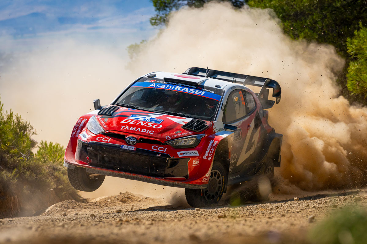 TOYOTA_GR's tweet photo. WRC Rd.8
アクロポリス・ラリー・ギリシャ🇬🇷Day2

一日を通しての戦いが中央ギリシャの荒れた未舗装路でスタート!!
オジエが総合2位、勝田が総合6位、エバンスが総合7位につける🚗💨

2️⃣ オジエ／ランデ
6️⃣ 勝田／ジョンストン
7️⃣ エバンス／マーティン
🔟 パヤリ／サルミネン

ソルベルグ／エドモンドソンは、SS7でコースオフによりデイリタイアとなりましたが、クルマに大きなダメージはないため、Day3に再出走予定です。

WRC2クラス
[13] 山本／フルトン

レポート🗒️＆コメント🎤
➡️https://t.co/Oy7lCFqdcy

Day3は本日13:54スタート。
ルートラキのサービスパークを中心にペロポネソス半島で、ミッドデイサービスを挟みんで全6ステージに挑みます。
リプライ💬で熱い応援をお願いします!!!

#WRCjp
#GRヤリス
