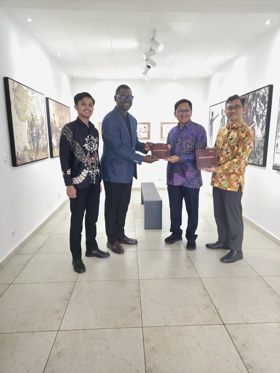 abali_gallery's tweet photo. ABALI GALLERY  a eu l’honneur de recevoir ce jour Son Excellence Agung Cahaya Sumirat,  Ambassadeur d’Indonésie au Cameroun , accompagné de sa délégation, à l’occasion d’une visite de l’exposition AfriConnections, soutenue par Brussels Airlines. https://t.co/ZGdLtlakOm