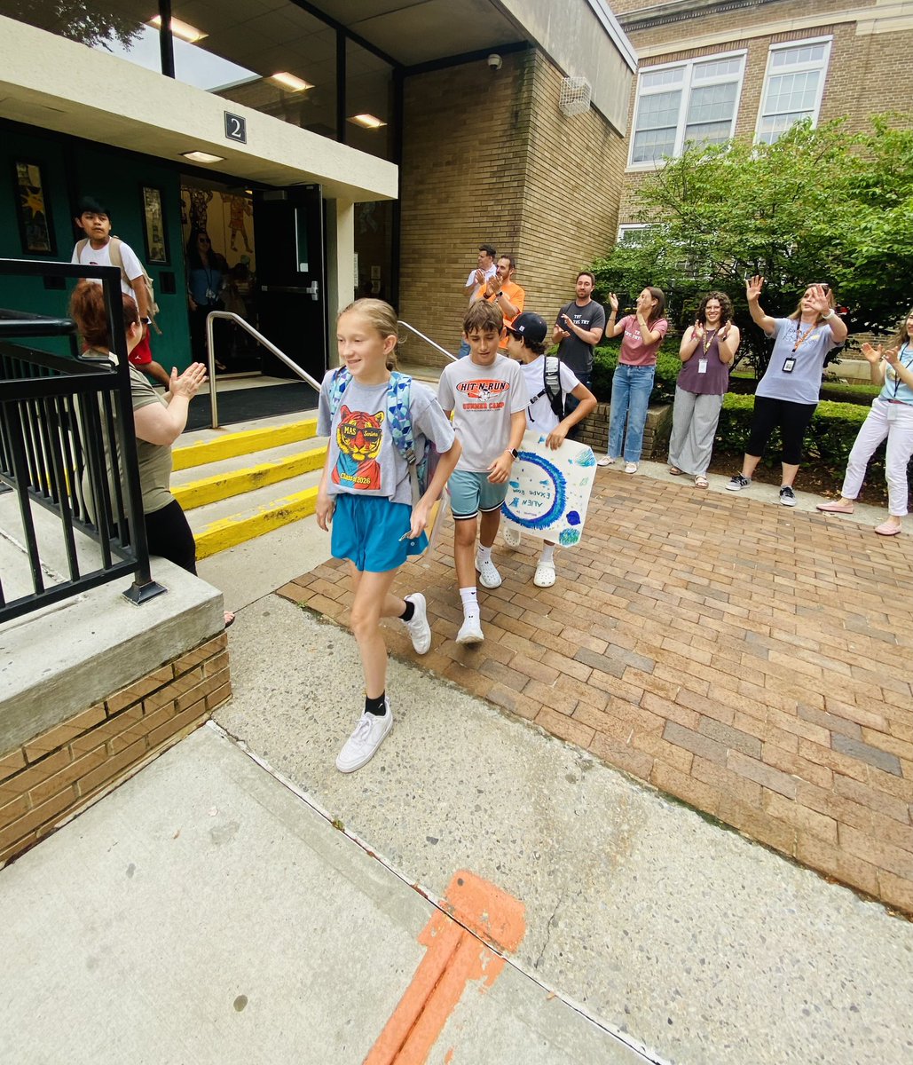 RobJanowitz_AP's tweet photo. Waving off all of our kiddos is a cherished MAS tradition and a beautiful way to close out the school year. As the halls grow quiet and summer begins, we wish our entire MAS community a joyful summer. @MAS_WP @MAS_PTA @wplainsschools @DrJosephRicca @WPCSD_ASI #MASnation https://t.co/XsBJ1TW9oi