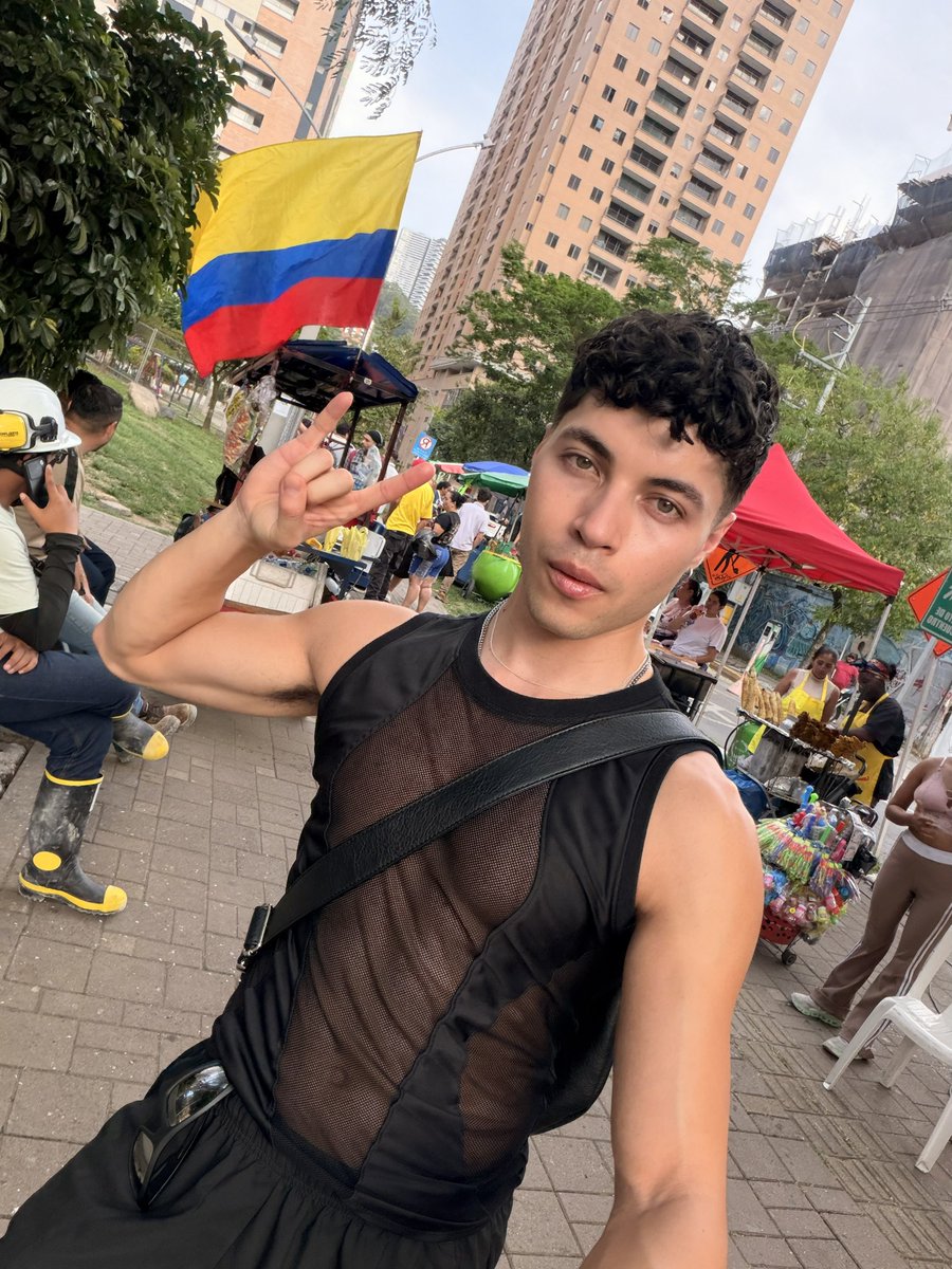 ultramarine_99's tweet photo. Llegue a Colombia chicos, grabemos? 🇨🇴❤️‍🔥 https://t.co/ByP7vZzMGB