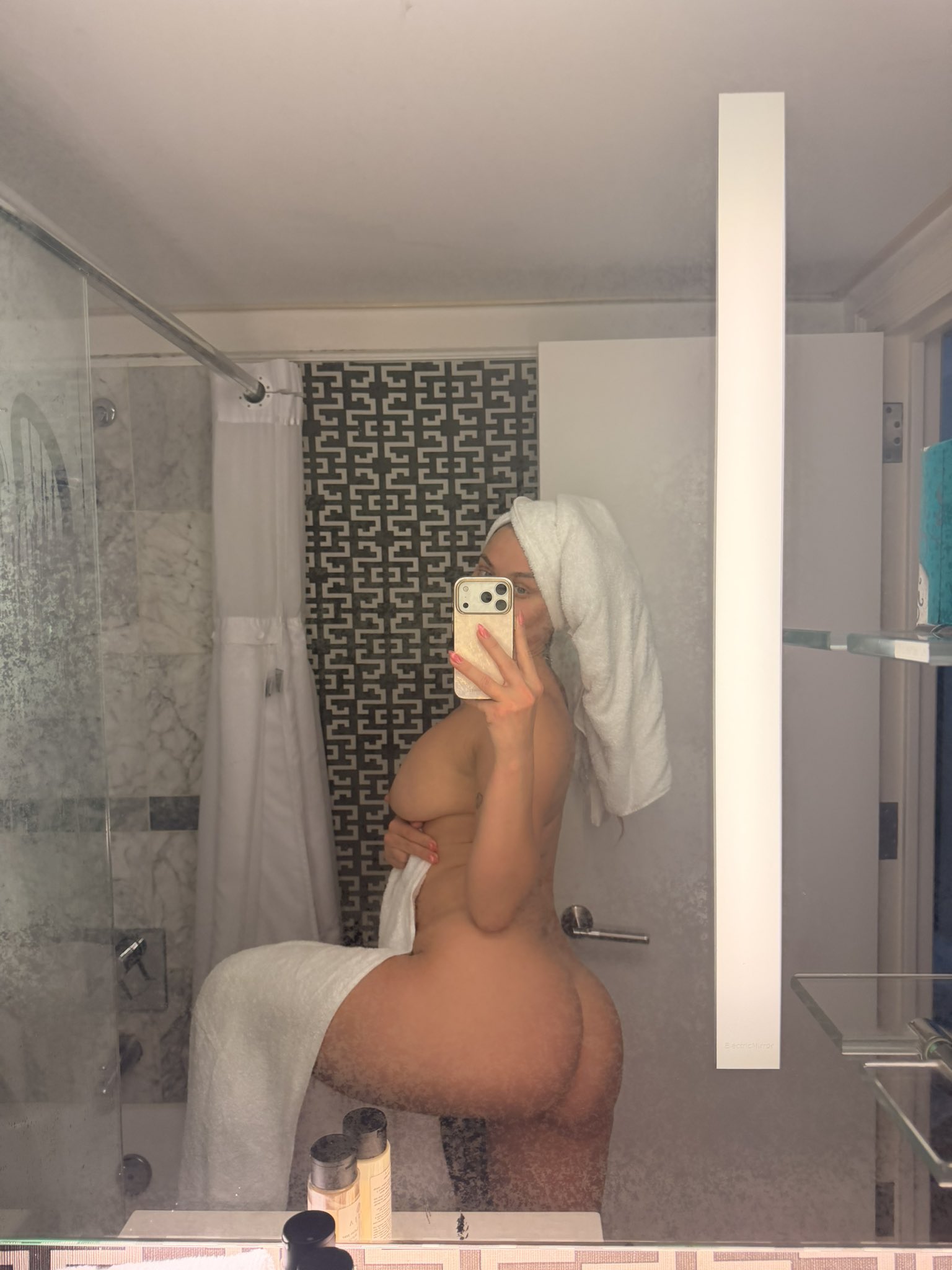 2 pic. So fresh and so clean clean 🧼 https://t.co/te8IEfInER