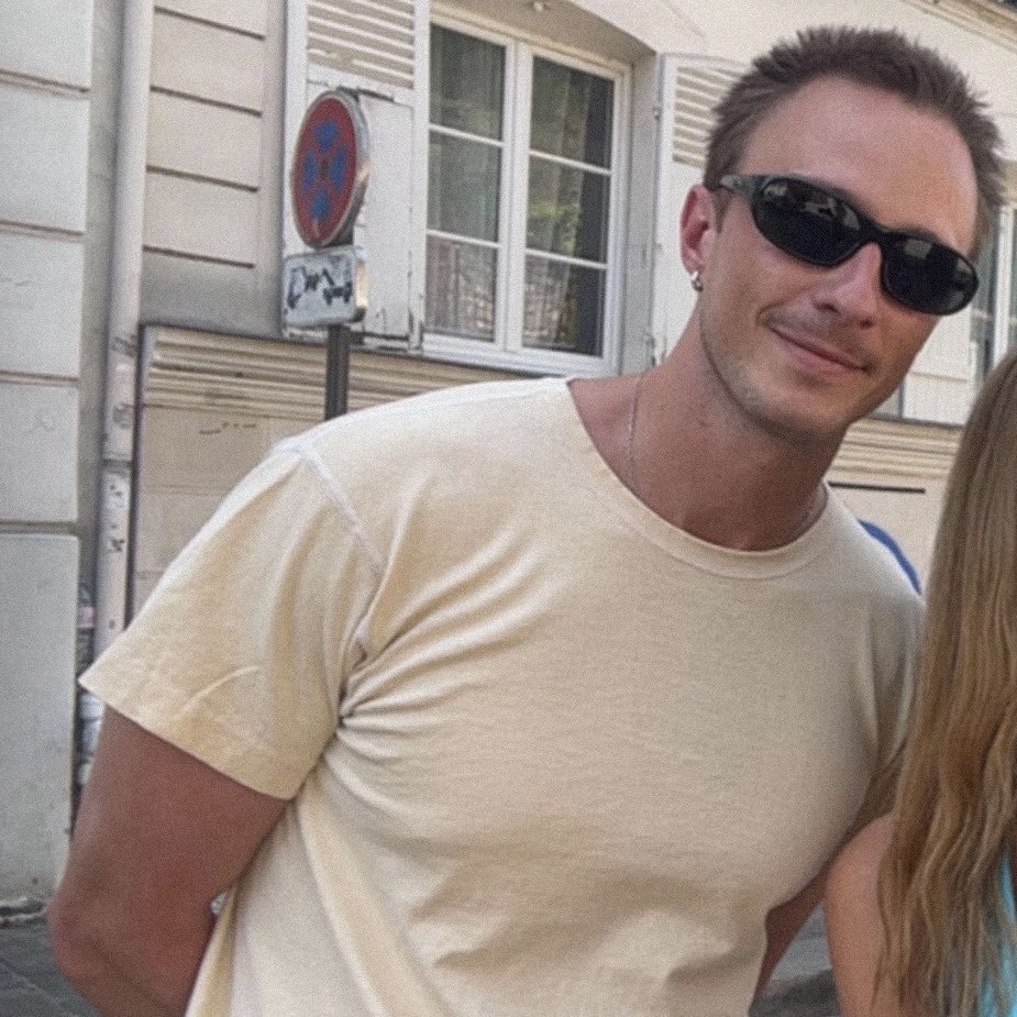 katslay3r's tweet photo. paris looks SOOOO good on him https://t.co/Iyy9jq6flQ