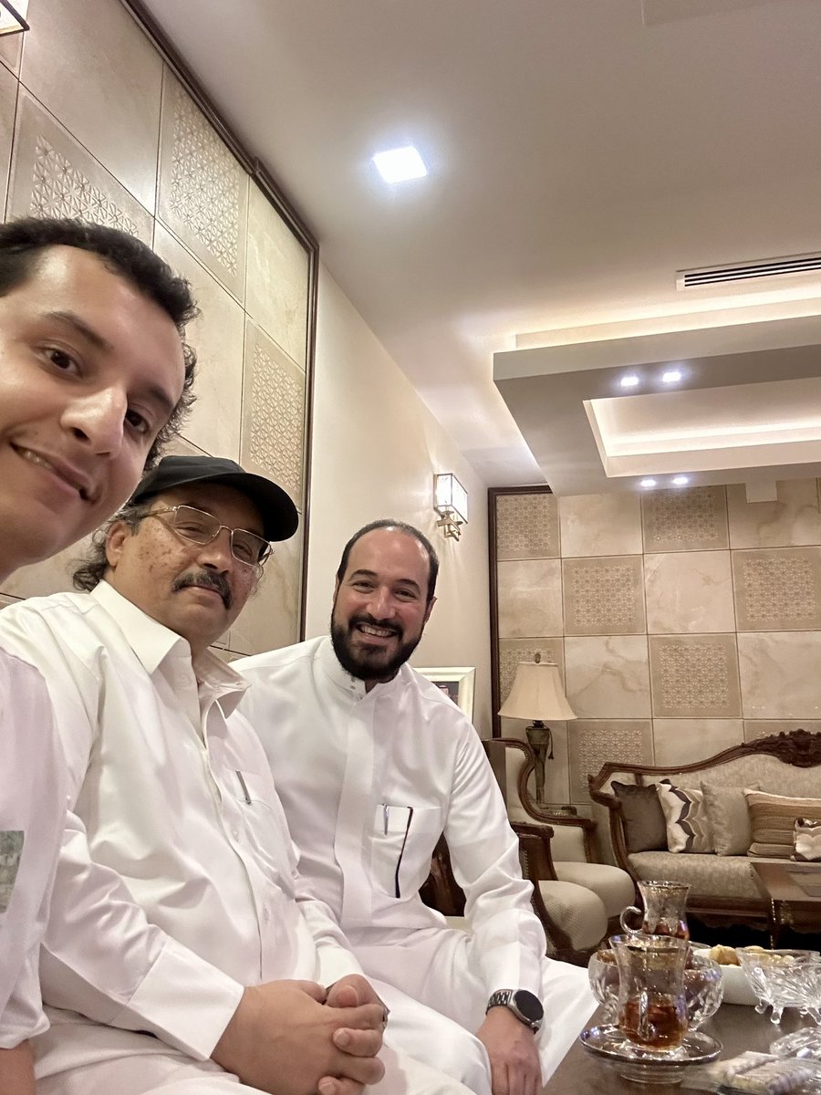 fahad_aldous's tweet photo. شرفني  أخي النبيل و صديقي الشهم الاستاذ هاني بن صلاح محمد آل بليش مساء اليوم بزيارة كريمه أثلجت صدري على هامش زيارته للرياض قادماً من مدينة #دوسلدورف الالمانيه في رحلة عمل . 
وتخللها مع (أبومريم) استرجاع شريط ذكرياتنا خلال اقامتنا السابقه في #المانيا . https://t.co/70LZ87CocK