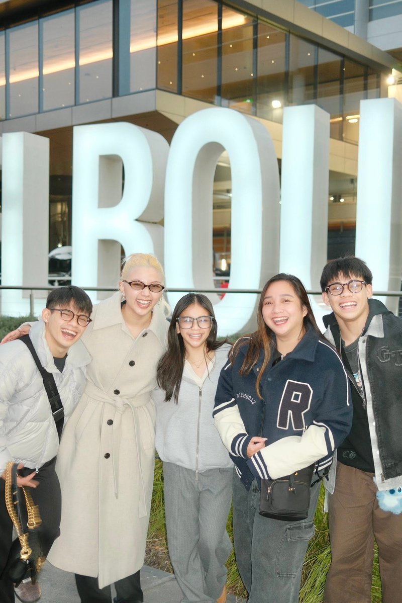 News5PH's tweet photo. THE YULO'S FIRST INTERNATIONAL TRIP  

Ipinagdiwang ni two-time gold Olympic medalist na si Carlos Yulo ang kanyang first international trip kasama ang mga kapatid sa Melbourne, Australia.  

"Our first international travel together: all 4/4 siblings in one trip, there's always a FIRST TIME!" caption ni Carlos sa post.  

Nagpasalamat rin si Carlos sa kanyang girlfriend na si Chloe na kasama ng Yulo siblings.  

📷: Carlos Edriel Yulo (Facebook)