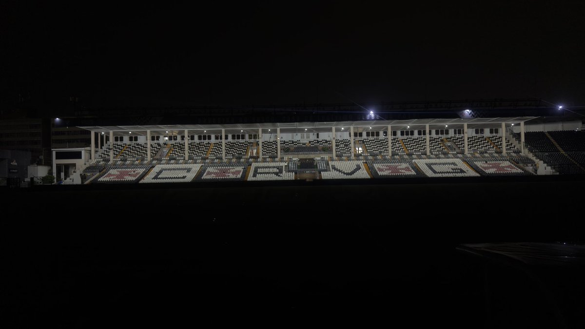 Colina_1927's tweet photo. Por @caueg_rodrigues    

Tirei essa foto no dia 02/12, após Vasco 0x2 Mirassol, o último jogo da temporada em São Januário e meu último jogo no estádio da minha vida no meu primeiro ano exercendo a profissão dos meus sonhos: ser jornalista.

Em julho, transformei o “Expresso 1898” em “Colina 1927” e, de lá pra cá, tornou-se o projeto da minha vida. Levo, junto à equipe que tenho, isso aqui muito a sério. Me dói, e muito, ver que, a cada dia que passa, as pessoas que formam o associativo do Club de Regatas Vasco da Gama não levam o clube ao nível de seriedade que deveria.

Ser jornalista, formado ou não, é mais do que passar informações, apurar, estar de frente pra câmera. É um dever social. Lutar pelo justo. Pelo certo. E sempre, sempre, ser contra as injustiças.

Como responsável pelo Colina 1927, eu me coloco à disposição de lutar pelo clube das nossas vidas e convido todos a fazerem o mesmo. Estarei em São Januário no domingo (28), no protesto muito bem divulgado pelos amigos do @crvghistorico e faço aqui um apelo para que o torcedor também esteja presente no dia 03/07, data na qual está marcada a reunião entre os beneméritos do Vasco da Gama em mais uma tentativa de golpe.

Eu tinha 14 anos quando conheci de fato a política do Vasco da Gama. Não entendia nada, mas ao ver episódios como a “Urna 7” e a tomada do poder por Alexandre Campello me revirava o estômago. Tinha 17 quando Jorge Salgado e 777 fizeram o que fizeram com o Vasco e nada pude fazer. Hoje, com 21 e com o mínimo de voz ativa na torcida vascaína, não posso ficar de braços cruzados, sentado na minha cadeira em casa e apenas cobrar de outras pessoas. 

Estarei lá no dia 28 e no dia 03 e peço para que todos que puderem estar, estejam.

É o momento mais crucial da nossa história. Chegou a hora de, no mínimo, tentarmos fazer o Vasco voltar. 

Contamos com vocês.

Pelo Vasco, tudo. #RevendaJá