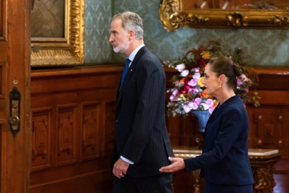 mauvelaz73's tweet photo. -“Y por acá, accedemos a…”
-“Lo sé. Nosotros construimos este palacio, ¿recuerda? https://t.co/L66iVi8gZL