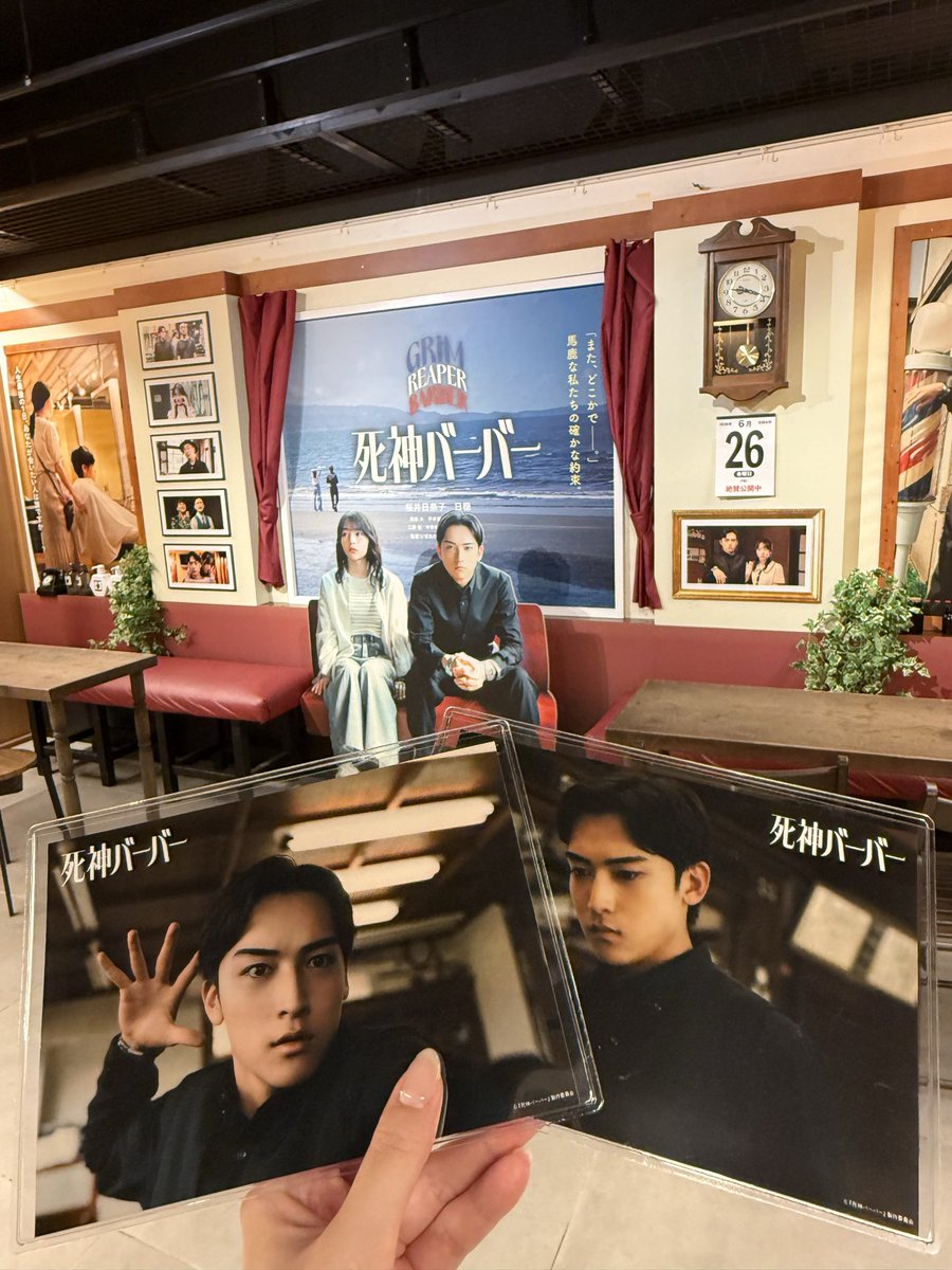 moon777bm's tweet photo. 公開日仕事終わりダッシュ💨で観てきた
カノン登場シーンから面白すぎて友達と笑い堪えるの必死だった😂
登場人物たちのシュールなかけあいも楽しくて笑って泣いて心あったまる最高の映画でした！ほぼ全てのシーンに泣いててもはや恥ずかしかった😅💧
また観に行くぞ〜！
#死神バーバー観た https://t.co/5wby2KW52y