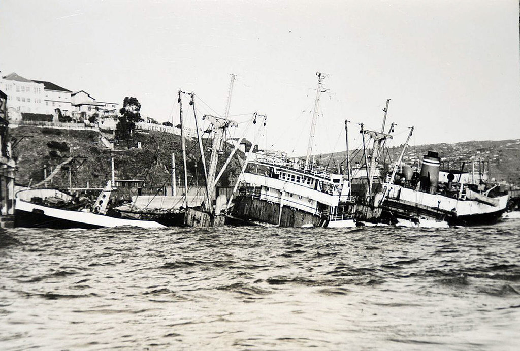 RenzoVaccarezza's tweet photo. El 27 de junio de 1963, en medio de un temporal de viento y lluvia, las motonaves Naguilán y Algarrobo encallaron en los roqueríos entre el sector Barón y Portales (balneario Los Placeres).

@BoteSalvavidasV @Capuertovalp https://t.co/NVC7gv1a4F