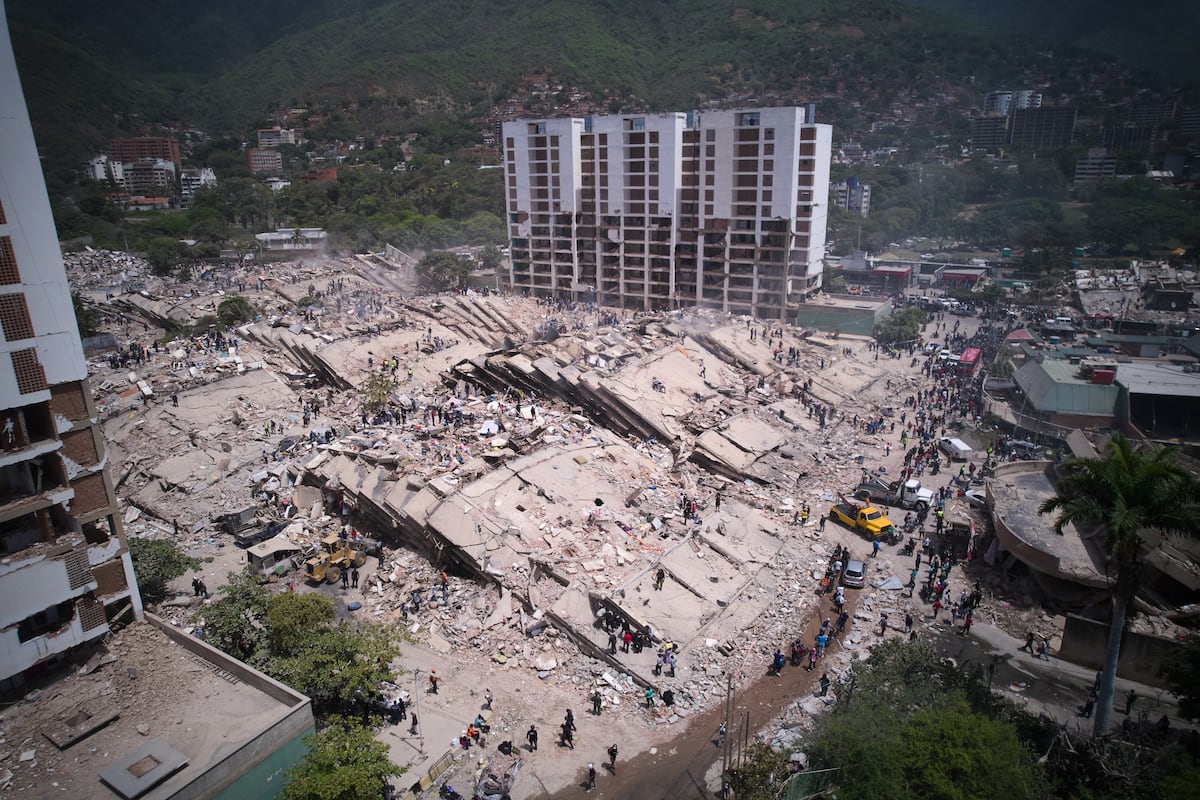 criaturina's tweet photo. TERREMOTOS EN VENEZUELA 

🇻🇪‼️‼️Esta tragedia está demostrando que Venezuela es un país petrolero sin maquinaria, sin antibióticos,  sin jeringas, sin camillas, sin excavadoras, sin gasa, sin cizallas, sin grúas, sin sacos de cadáveres, sin sierras, sin guantes, sin cascos, sin estructuras estables, sin analgésicos, sin vehículos, sin cámaras térmicas, sin comida, sin bulldóceres, sin andamiaje, sin sueros, sin generadores, sin sondas, sin agua potable, sin luz, sin redes, sin servicios de emergencia, sin protocolos, sin Ley. 

El terremoto es una desgracia natural.
El socialismo no.