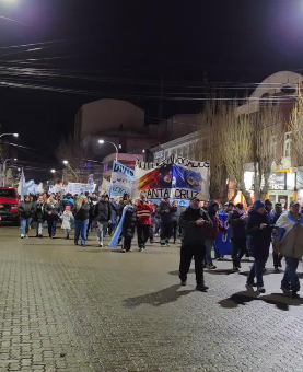 ChikoCarlo's tweet photo. Postales en Rio Gallegos: Conflictos y paros de Judiciales, maestros, Policías y en reuniones Políticas! https://t.co/MCqoYo19Fe