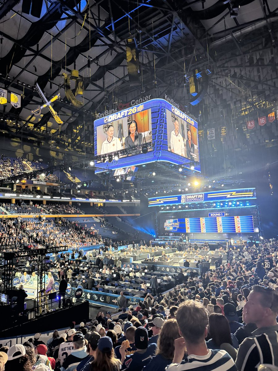 EricTurbide's tweet photo. Déjà mon 5e repêchage consécutif de la LNH live sur place. 🙌

Selon vous, quelle sera LA surprise de la soirée? 👀

Le plus gros échange? Une sélection inattendue? Un joueur qui glisse?

⬇️ Vos prédictions.

#NHLDraft https://t.co/QPjn3xndlG