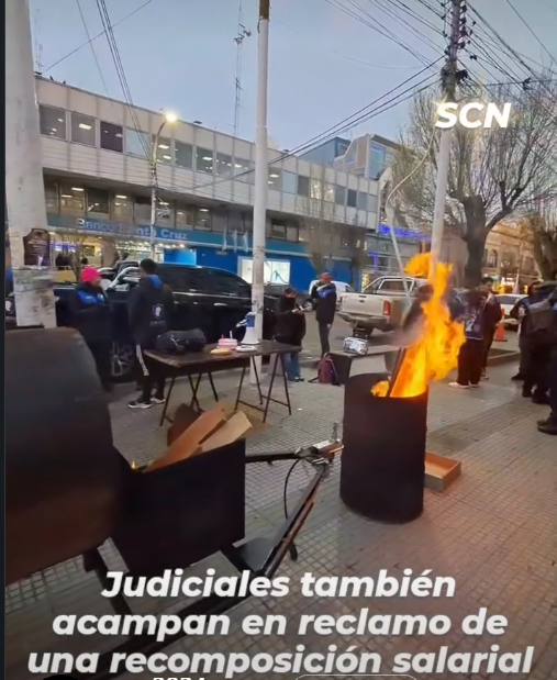 ChikoCarlo's tweet photo. Postales en Rio Gallegos: Conflictos y paros de Judiciales, maestros, Policías y en reuniones Políticas! https://t.co/MCqoYo19Fe