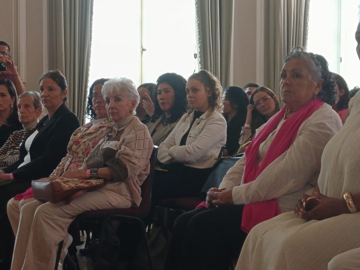 ONUHumanRights's tweet photo. "Desde ONU Derechos Humanos tenemos el privilegio de acompañar comunidades en muchas regiones de Colombia. Y, si hay algo que aprendemos una y otra vez, es que las mujeres no esperan a que las instituciones transformen el mundo. Ya lo están haciendo. Nuestro papel, desde Naciones Unidas, es acompañar esos procesos, aprender de ellos y contribuir a que esas voces sean escuchadas allí donde se toman decisiones", intervención en la V Sesión del Parlamento de Mujeres Agora Feminé en #Bogota
Leer más👇👇
https://t.co/gaCgKYWxo5