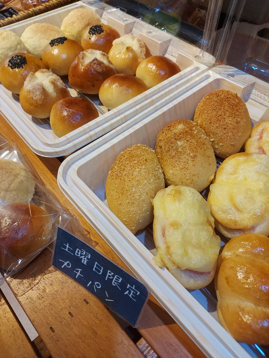 BakeryUmi's tweet photo. 本日6月27日（土）台風接近により悪天候の予想ですが、通常通りOPENしました。ご来店の際はお気をつけてお越しくださいませ🥖 https://t.co/rwZ3XOueIc