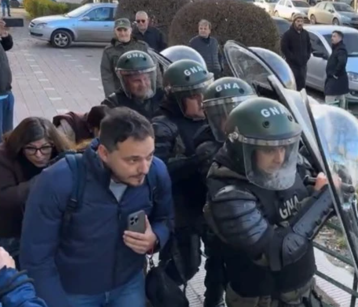 ChikoCarlo's tweet photo. Postales en Rio Gallegos: Conflictos y paros de Judiciales, maestros, Policías y en reuniones Políticas! https://t.co/MCqoYo19Fe