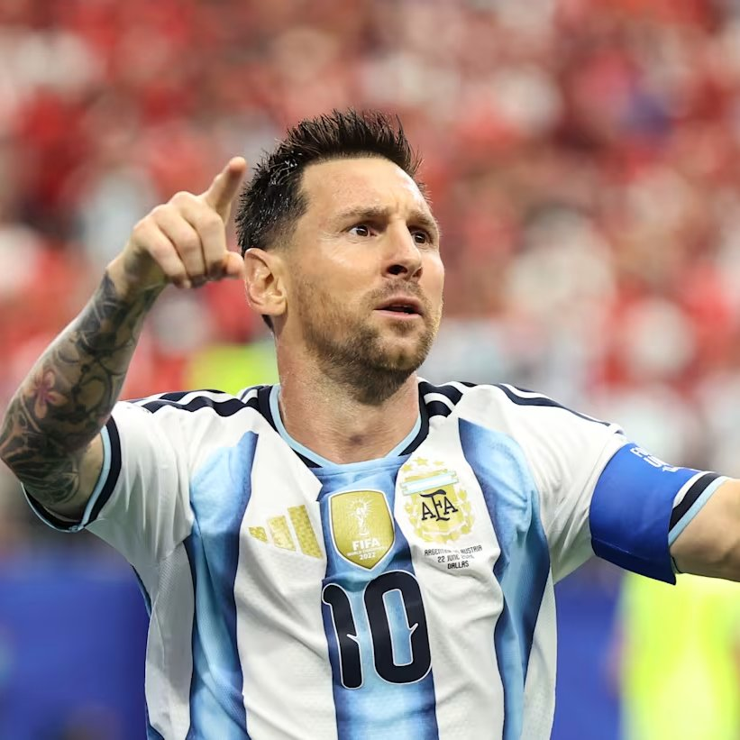 TouchlineX's tweet photo. 🚨🗣️ Lionel Scaloni:: "Messi will be on the bench, but he will have MINUTES in the second half tomorrow." https://t.co/x4dD4JKTiG