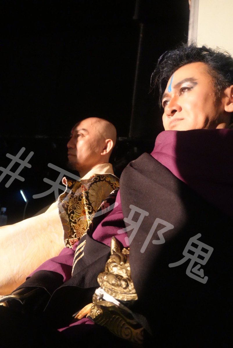 amnet_jiohs's tweet photo. 舞台「天ノ邪鬼」に出演させていただいております。ご観劇くださった皆様ありがとうございます。
お手紙、差し入れちゃんと届いています。
心強い後押しに感謝！
SNS不精にて中々更新せずごめんなさい🙇‍♀️

残り4ステがんばります！！

画像はタイソン大家さんと袖に溢れる光のなかで。 https://t.co/i2sWHhtwhb