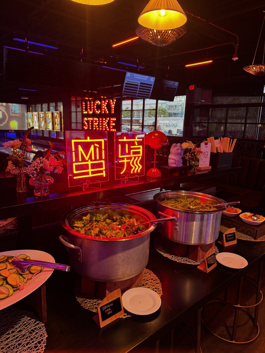 jarry's tweet photo. bowling night hosted by @SimuLiu &amp; @eatmila was so fun 🎳 https://t.co/Aq7dIihBxG