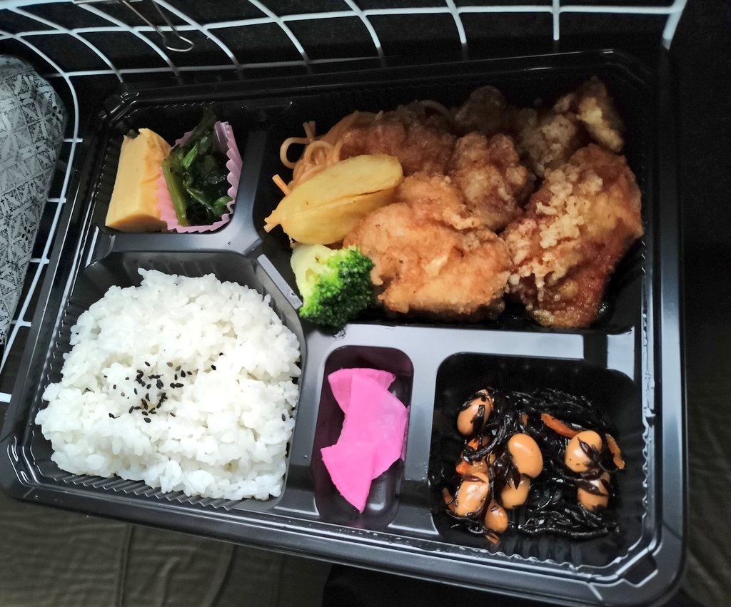 5y_fu's tweet photo. 唐揚げ好きな先輩にお弁当を買っていこうとして

私「唐揚げ弁当と唐揚げチャーハン弁当どっちが良いですか？」

先輩「唐揚げにしよかな」

私「（いやどっちも唐揚げなんだが）」

仕事中には見られないちょっと天然な先輩が可愛い。
#唐揚げ
#先輩後輩
#日常 https://t.co/WmBQZ7tNBa