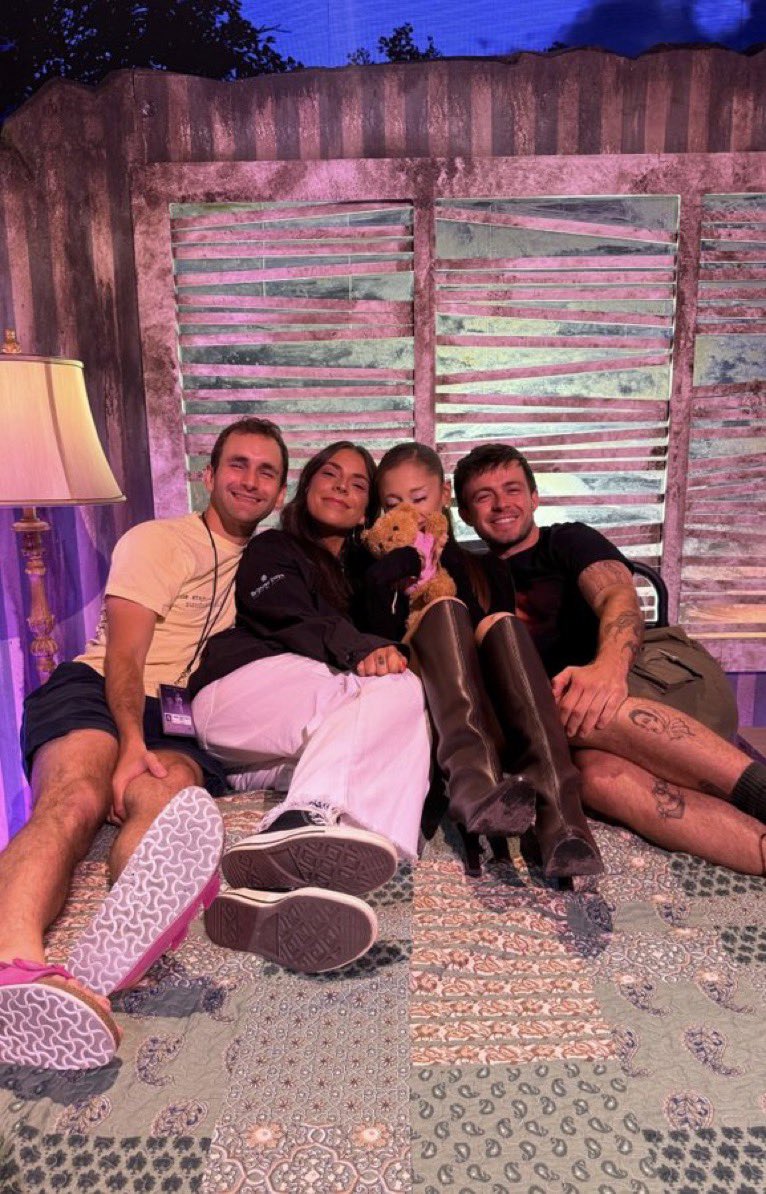 accessarianabr's tweet photo. Ariana Grande, Courtney Chipolone, Doug Middle Brook e Aaron Simon Gross nos bastidores da “the eternal sunshine tour” 🧸🤍 https://t.co/4zEtq4xkl0