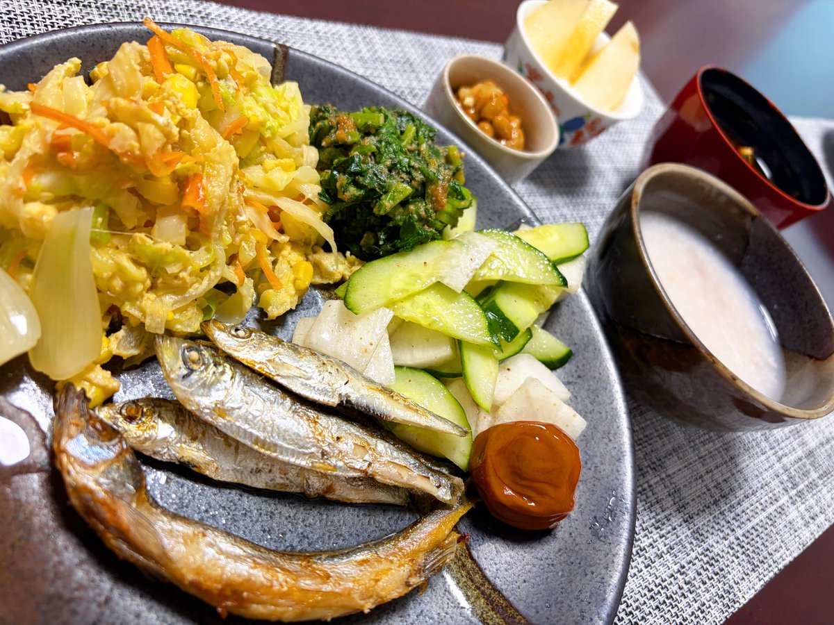 YoichiroKitada's tweet photo. おはようございます。
今朝のご飯です。
試しに買った３個¥400の山梨桃が激うま！！
これは素晴らしい日本の誇り。

・焼きししゃもいわし
・温野菜たまご和え
・春菊胡麻和え
・梅きゅうり大根揉み
・刻み野菜納豆
・五分粥 豆腐わかめ味噌汁
・山梨桃と八ヶ岳ヨーグルト

#朝ごはん #おうちごはん https://t.co/KAazLq78yc