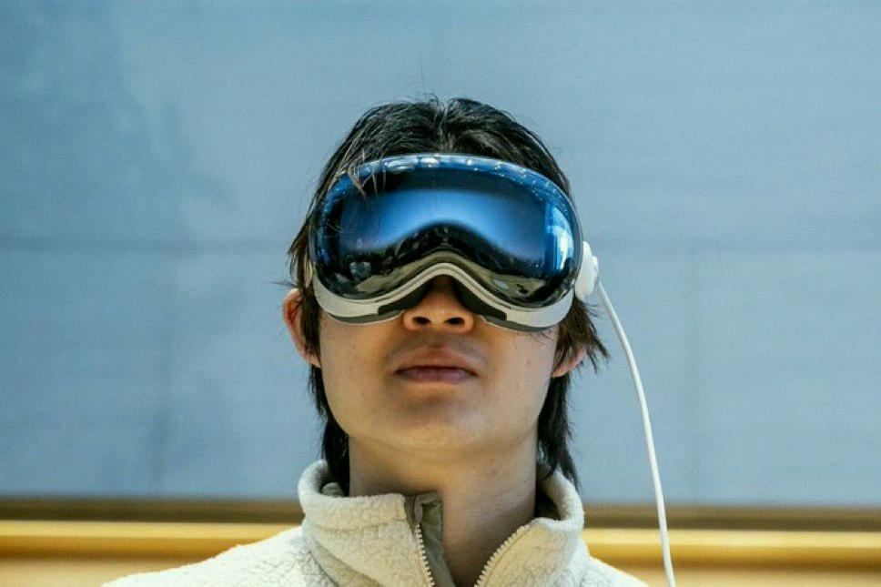 hitomi_502's tweet photo. The top Apple exec in charge of the Vision Pro headset and smart glasses is leaving for OpenAI, according to Bloomberg. Big shakeup at $AAPL. 🥽👓 https://t.co/UvDcN2j5Bx