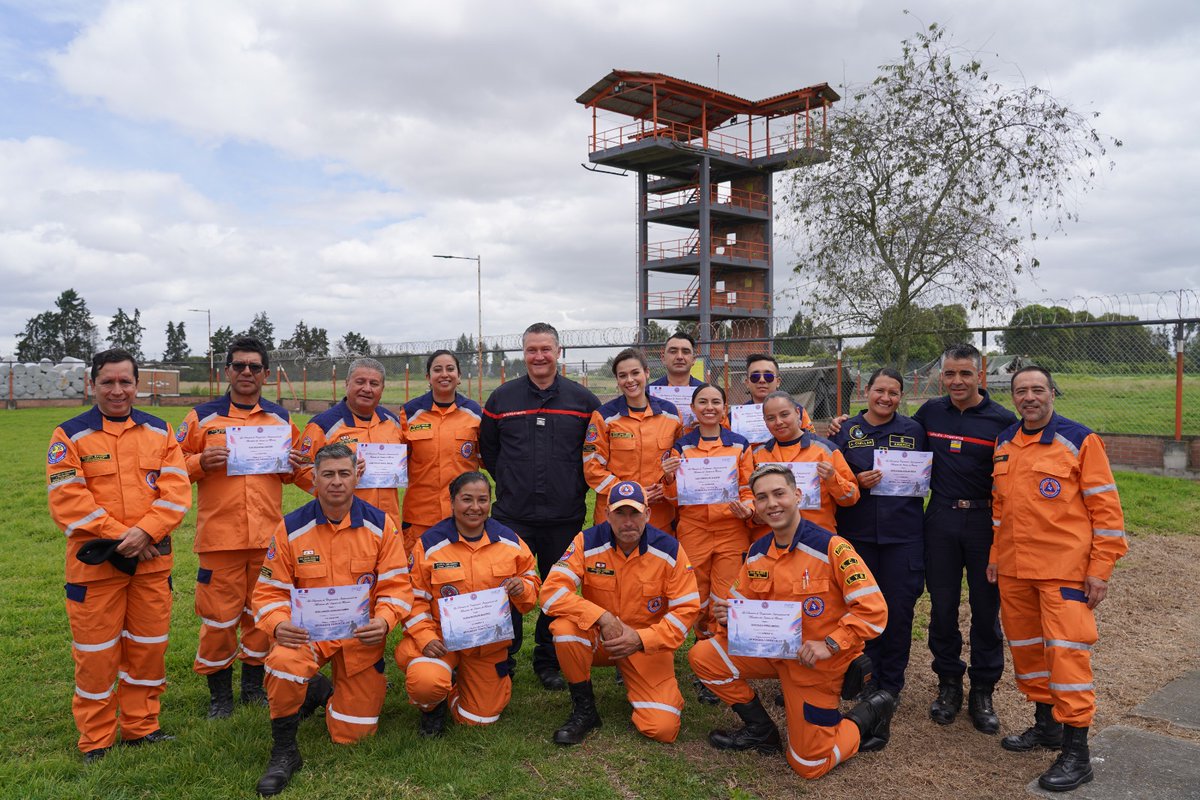 DefensaCivilCo's tweet photo. ¡Misión cumplida! 🔥 Finalizó el 2° cohorte de Capacitación para Brigadistas Forestales. 12 graduados (3 de @DefensaCivilCo, 1 de @ArmadaColombia y voluntarios) fortalecieron sus técnicas gracias al convenio con la Oficina de Asuntos Internacionales de Francia en Sudamérica 🇨🇴🇫🇷 https://t.co/iWCaci3V8t