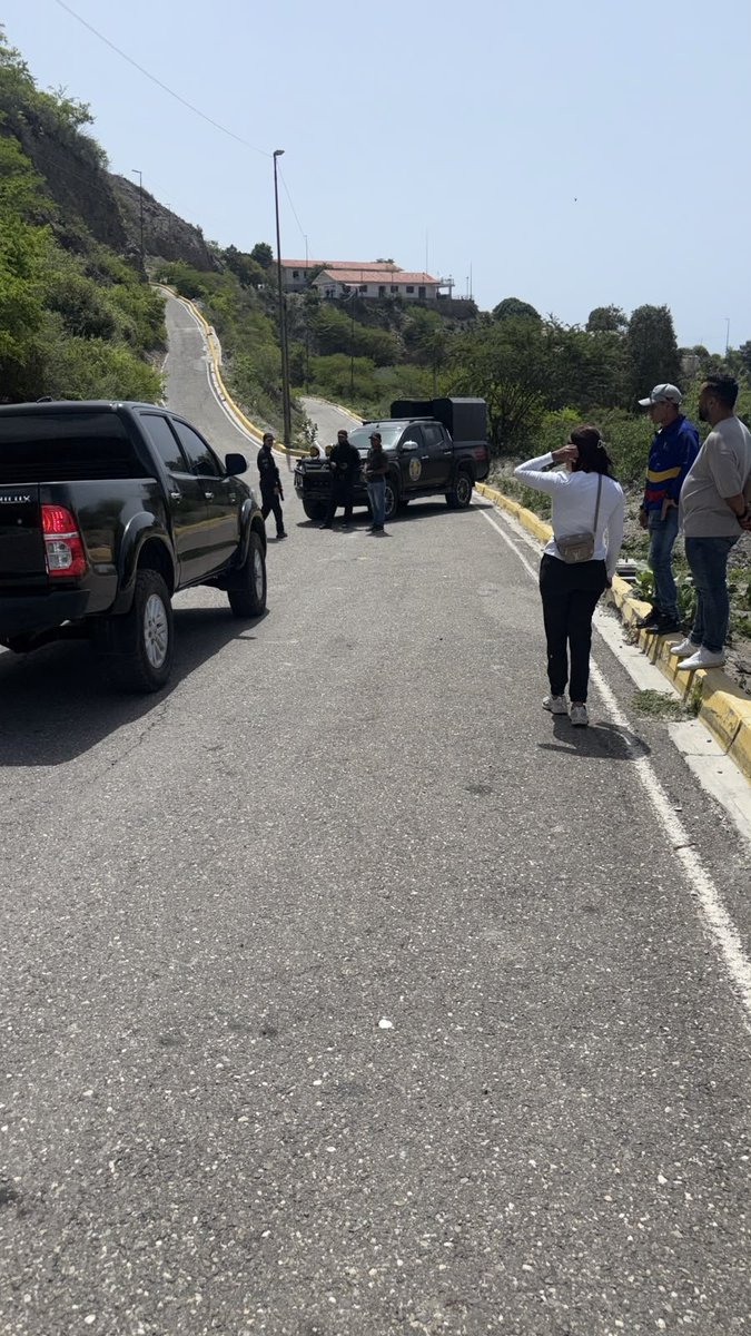 Rhubert2930's tweet photo. ALERTA!!🚨 Se solicita ayuda en el hotel santuario la llanada, según siguen personas allí atrapadas y nadie ha llegado a demás de que el sebin no permite el paso. Eran los deportados del vuelo 164 que llegó el mismo 24. RT por favor 

#venezuela https://t.co/7gEa4HNw1U