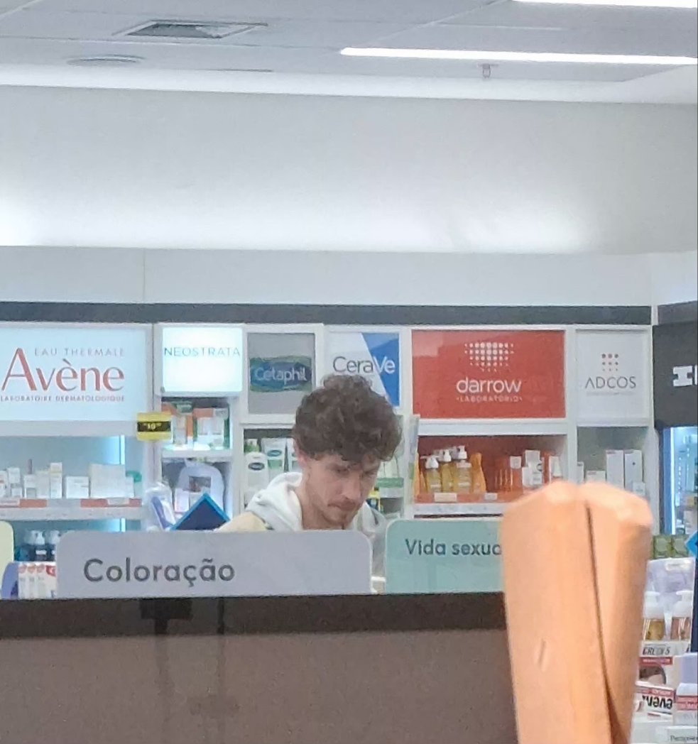 potterlovatore's tweet photo. passando mal com shawn mendes comprando camisinha na droga raia https://t.co/i1lR7hHDFB