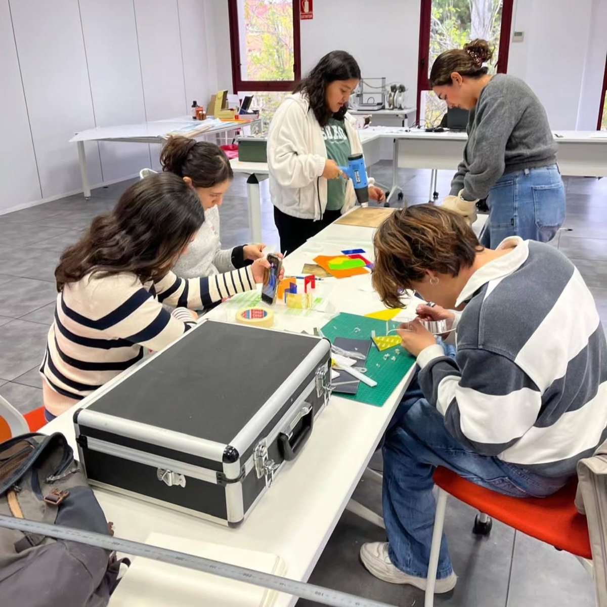 UFMedu's tweet photo. ¡Estudiantes de Arquitectura en UFM Madrid! 
Durante esta experiencia vivieron momentos inolvidables mientras aprendían, exploraban y descubrían nuevas técnicas de expresar su creatividad. 
¿Te imaginas estudiando y explorando nuevas culturas? 
Visita https://t.co/Uh23B9fbam
#ufm https://t.co/5rLTpCavee