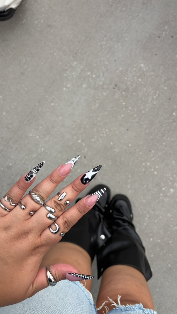 Jesslynm_'s tweet photo. My nails looks so good oh and I’m seeing ye https://t.co/3p7tpsQdqF