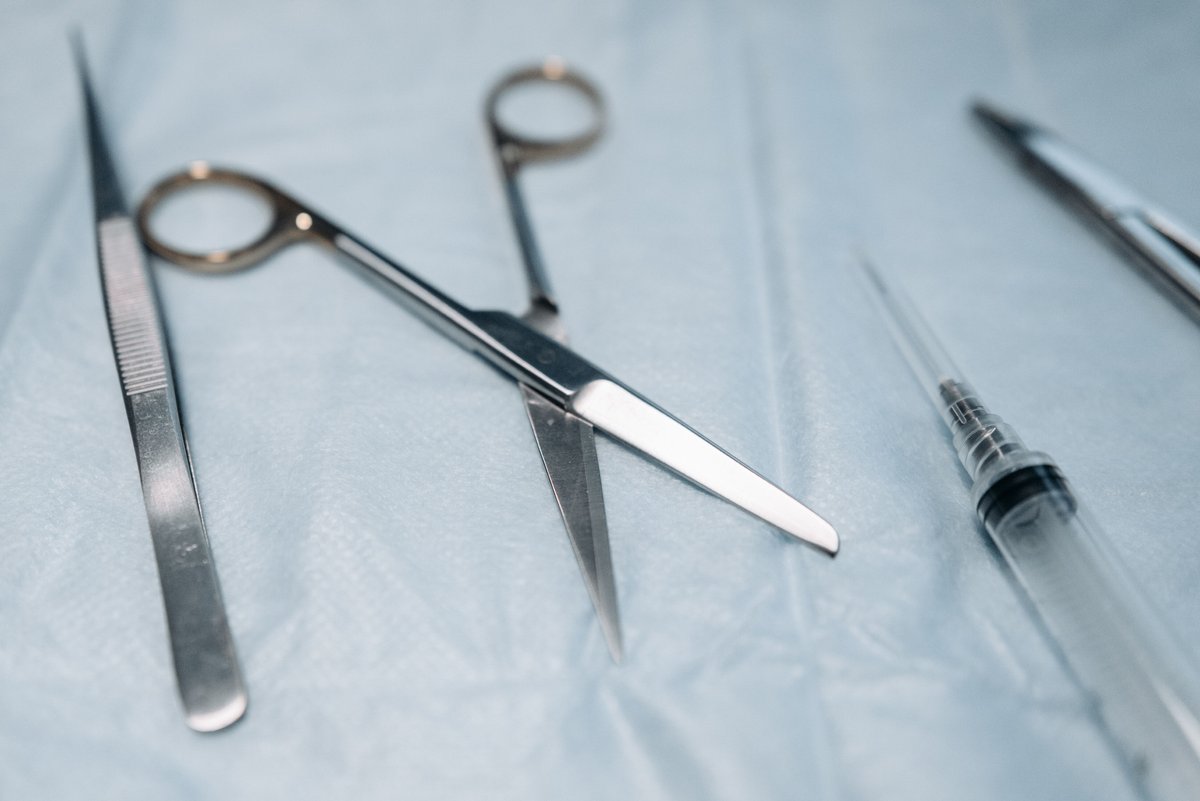 traumatogeek's tweet photo. La frase más peligrosa que un médico le puede decir a un paciente.
A ver cómo cuento esto sin violar el secreto profesional… Allá vamos.

En mi trabajo hay una línea finísima que separa operar de no operar. Y desde fuera, casi nadie la ve.

Un caso de esos. Una señora mayor, una fractura de las que en la radiografía asustan. La ven en urgencias y el compañero de guardia decide no operar. Hasta ahí, todo normal.
Pero la paciente llega a consulta una semana después. Y otro compañero pone cara de espanto. No admite duda, no admite discusión, y delante de la paciente y de su hija juzga la decisión anterior sin ningún pudor.
— Esto hay que operarlo sí o sí.

Adivina en qué quirófano la programan. En el mío.
Como siempre, abro las imágenes para prepararme. Y cuando las veo, me parece un disparate. La fractura ya llevaba semanas y el hueso se había puesto a arreglarse solo: tenía callo. Encima, un hueso osteoporótico donde un tornillo agarra como un clavo en la arena. Y la señora sumaba ochenta y muchos, anticoagulada, con el corazón regular. Era una ruleta rusa de infección, pseudoartrosis, problemas con el material... Bajo mi punto de vista, no había quirófano que mereciera la pena.
Me tiré casi tres cuartos de hora convenciéndola de que no la iba a operar. Y aquí va lo que de verdad quería contarte.

Mandamos miles de pacientes a mutuas laborales, conciertos u otras comunidades autónomas. Pero nunca, en toda mi carrera, ni ante la fractura más quirúrgica que te puedas imaginar... si no estoy segura de que la voy a operar yo misma, se me ocurre sentar un tratamiento como definitivo o inevitable.

Porque quien se va a responsabilizar de ese paciente es otro. Y lo más elemental, es dejarle la puerta abierta. Que decida quien se hace cargo. Yo tengo mi criterio. Tú puedes tener otro distinto. Y los dos podemos estar haciéndolo bien.

#LaTraumatologaGeek

P.D.- Este caso es una adaptación de múltiples situaciones similares y no corresponde a ningún paciente real en particular.