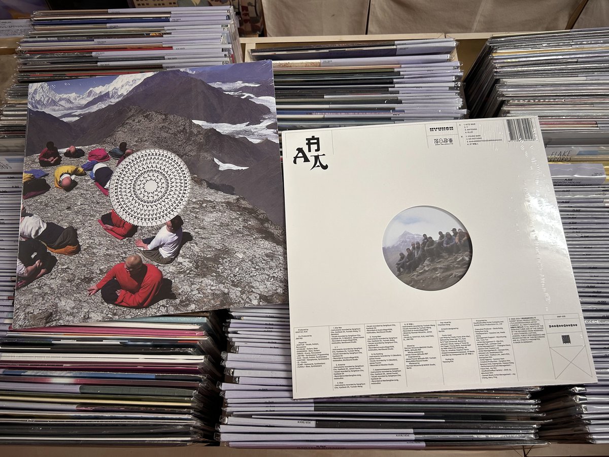 DAWA_FLAKE's tweet photo. 貴重盤。
アジアを代表するバンド2組の様々なセンスがバッチリ融合した、恐ろしいほどの相性の良さと相乗効果を見せるメロウでサイケでグルーヴィな楽曲が揃う大傑作！余りにも最高！ 
HYUKOH / SUNSET ROLLERCOASTER (落日飛車) / AAA PROJECT ALBUM / LP https://t.co/s512VjwnuQ https://t.co/wNFZ5GCa5i